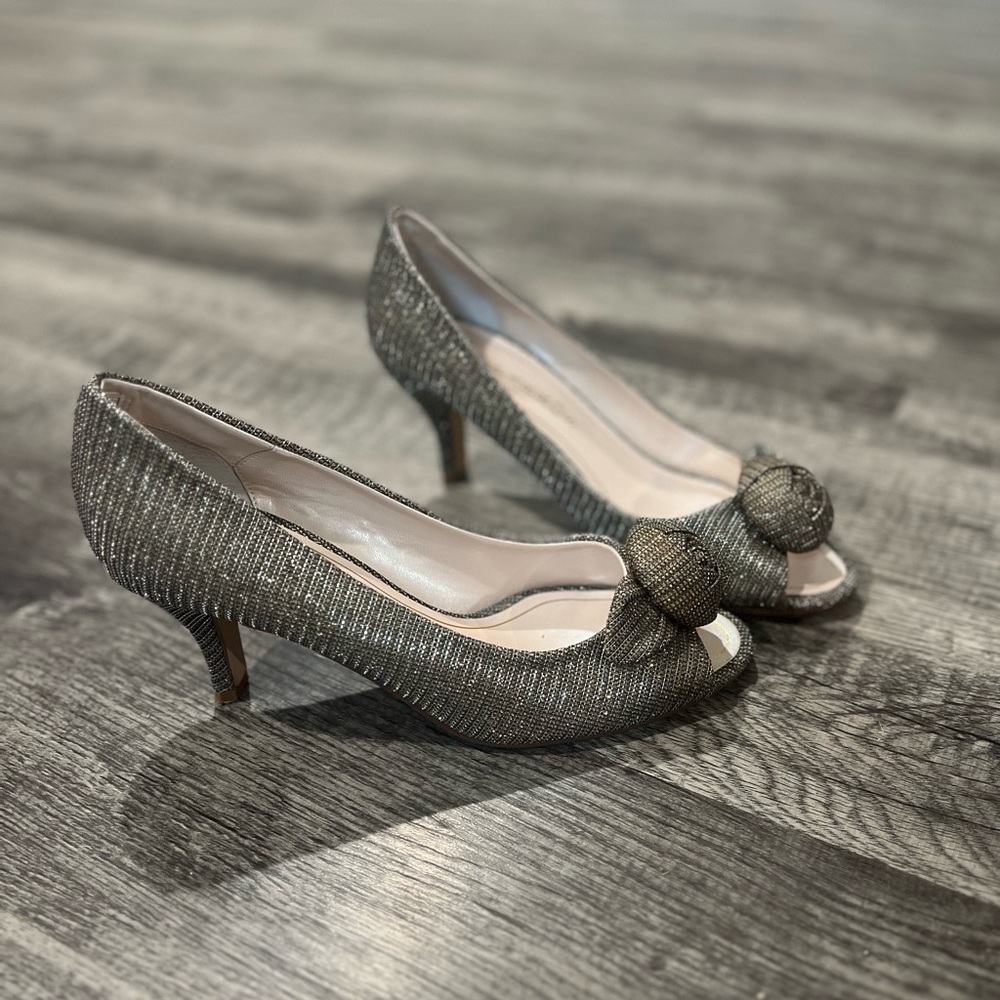 CAPARROS ELEGANT GOLD GLITTER PUMPS  size 9